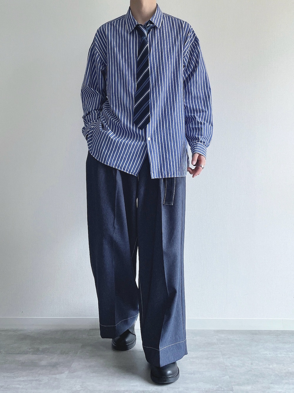 ブルー系のシャツ/ブラウス、ブルー系のデニムパンツ、ブラック系のシューズを着用したメンズの春コーディネートの2枚目の写真