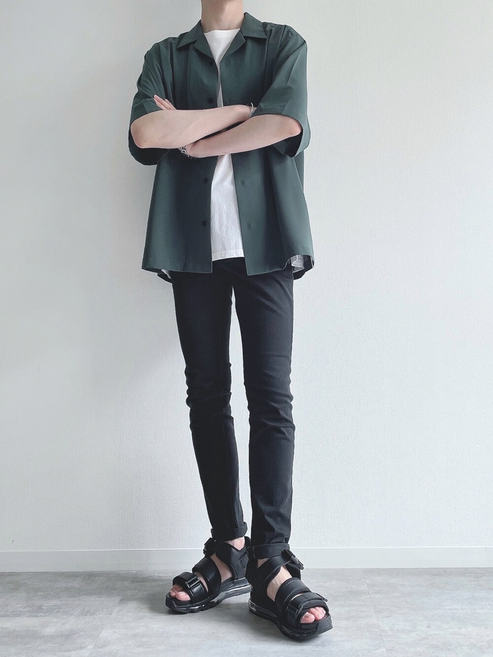 グリーン系のトップス、ホワイト系のTシャツ/カットソー、ブルー系のその他パンツを着用したメンズの夏コーディネートの4枚目の写真