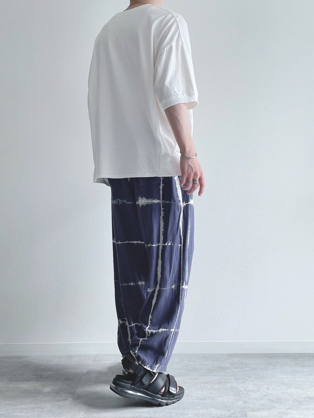 ホワイト系のTシャツ/カットソー、パープル系のその他パンツ、ブラック系のサンダルを着用したメンズの夏コーディネートの4枚目の写真