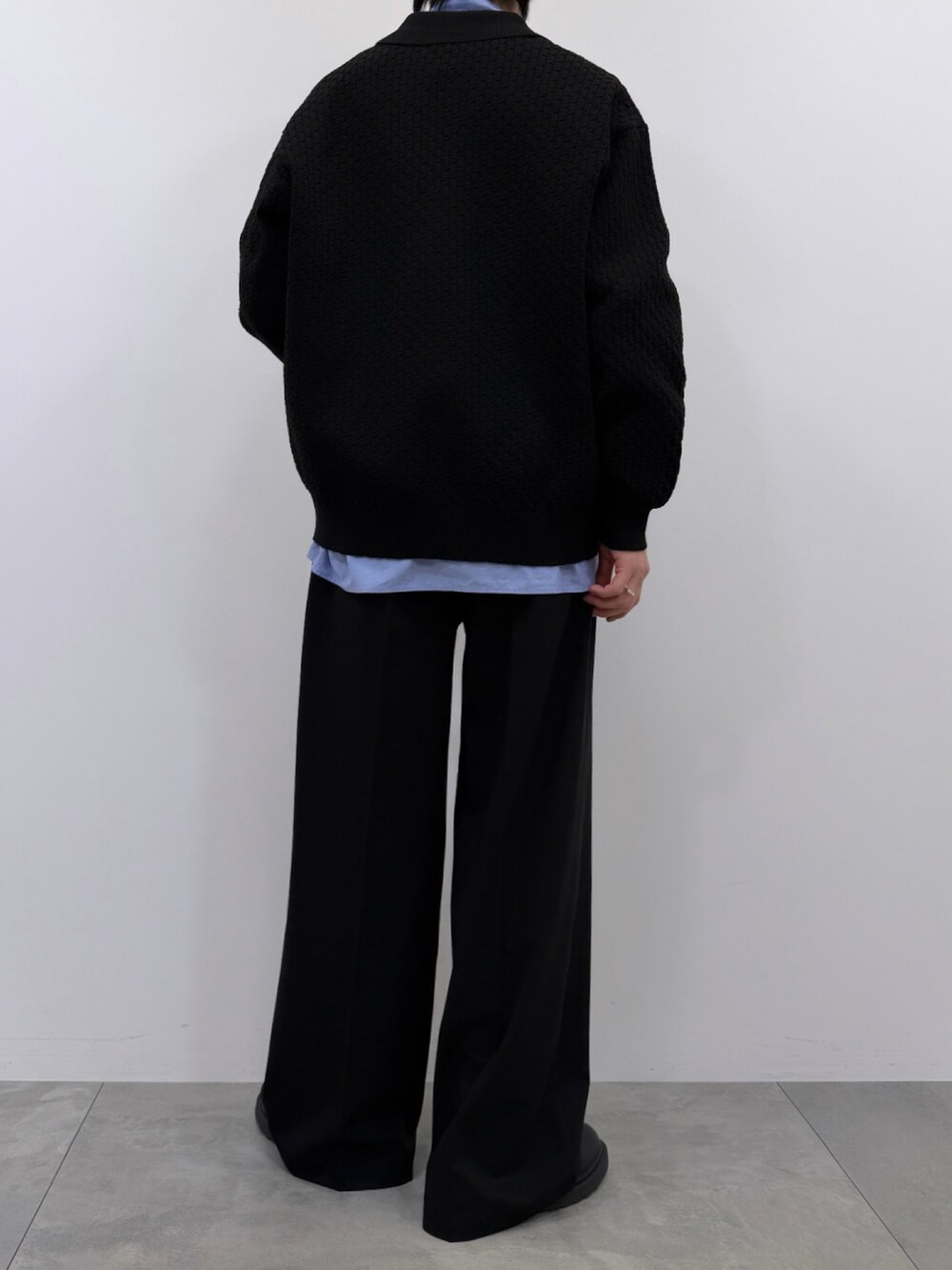 ブラック系のカーディガン/ボレロ、ブルー系のシャツ/ブラウス、ブラック系のスラックスを着用したメンズの春コーディネートの4枚目の写真