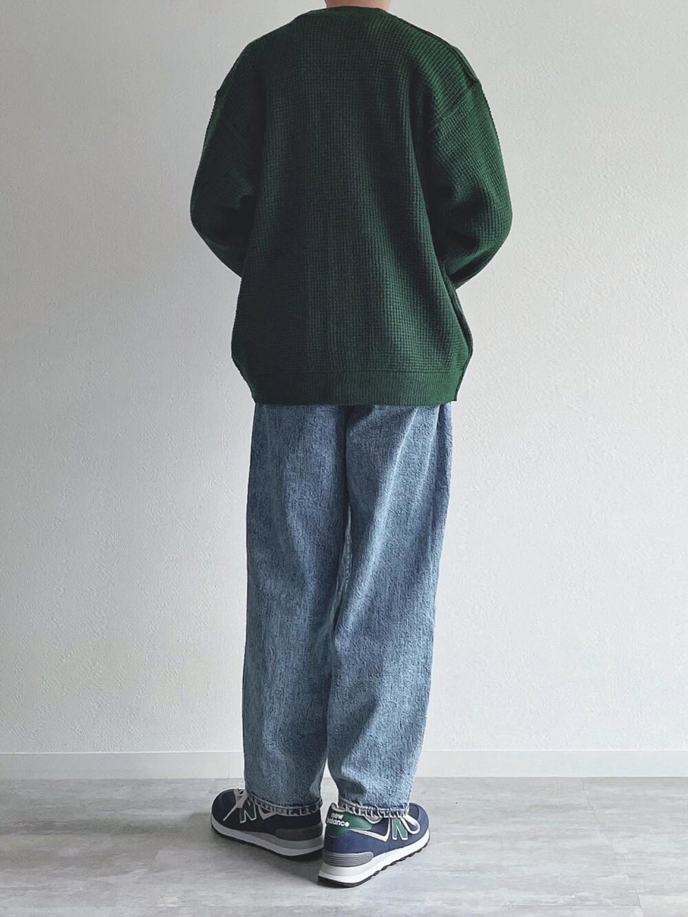 グリーン系のトップス、ホワイト系のTシャツ/カットソー、ブルー系のパンツを着用したメンズの秋コーディネートの4枚目の写真