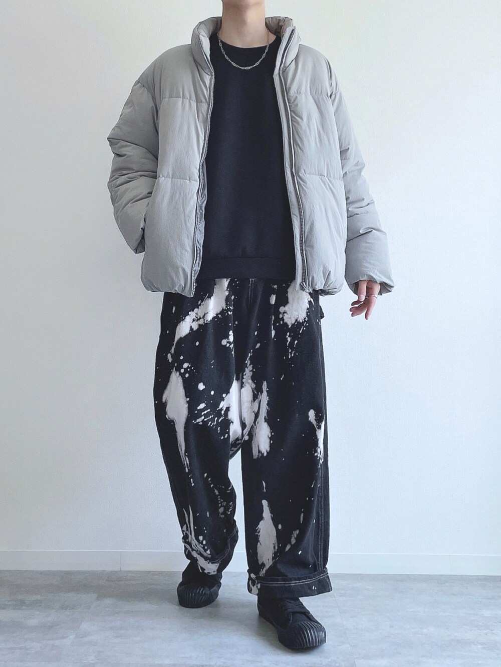 グレー系のダウンジャケット/コート、ブラック系のトップス、ブラック系のその他パンツを着用したメンズの冬コーディネートの2枚目の写真