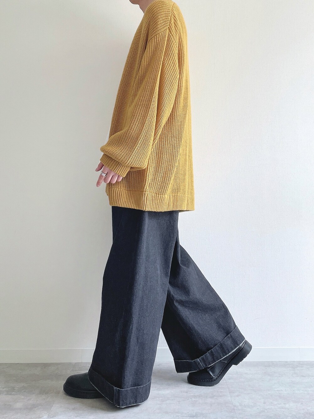 イエロー系のカーディガン/ボレロ、ホワイト系のTシャツ/カットソー、ブラック系のデニムパンツを着用したメンズの春コーディネートの3枚目の写真