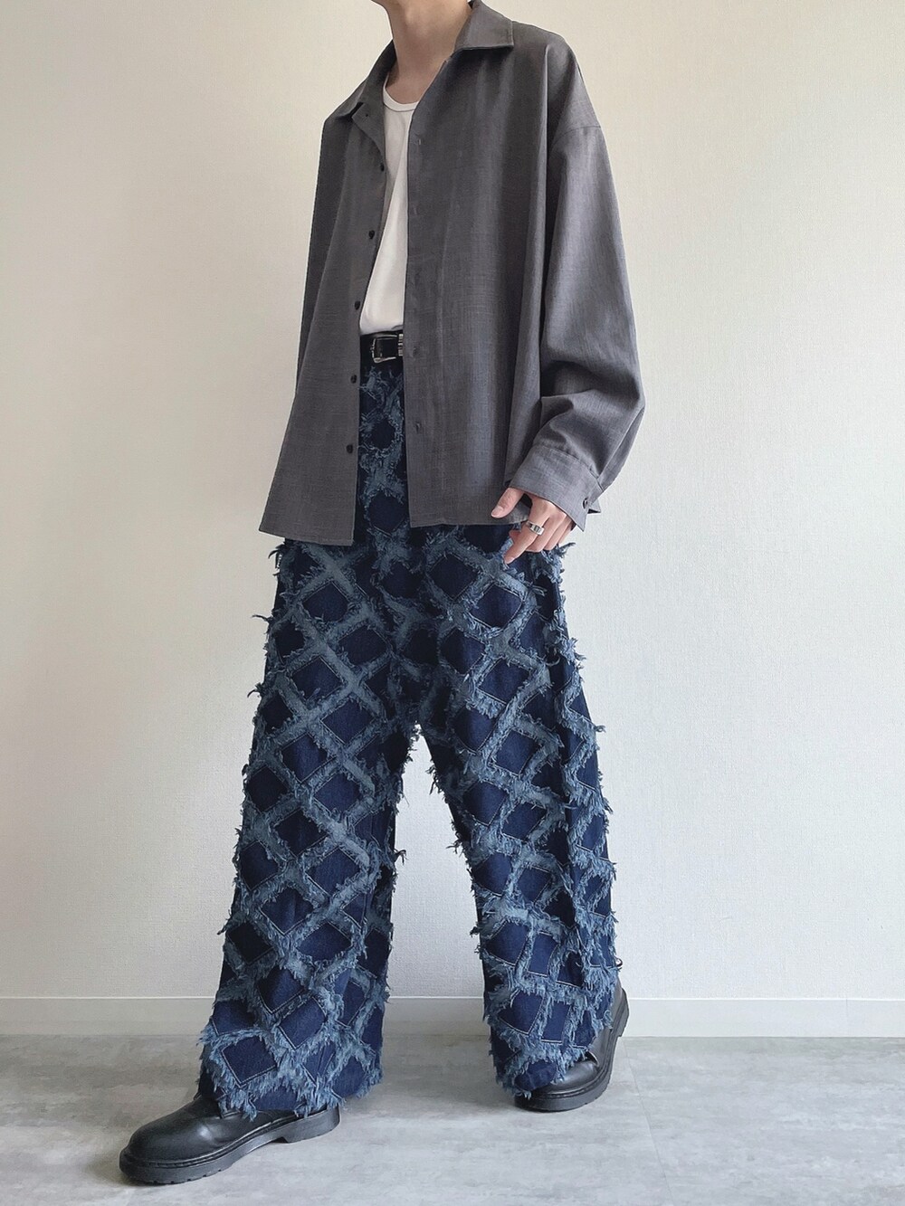 ブルー系のシャツ/ブラウス、ホワイト系のタンクトップ、ブルー系のデニムパンツを着用したメンズの春コーディネートの5枚目の写真