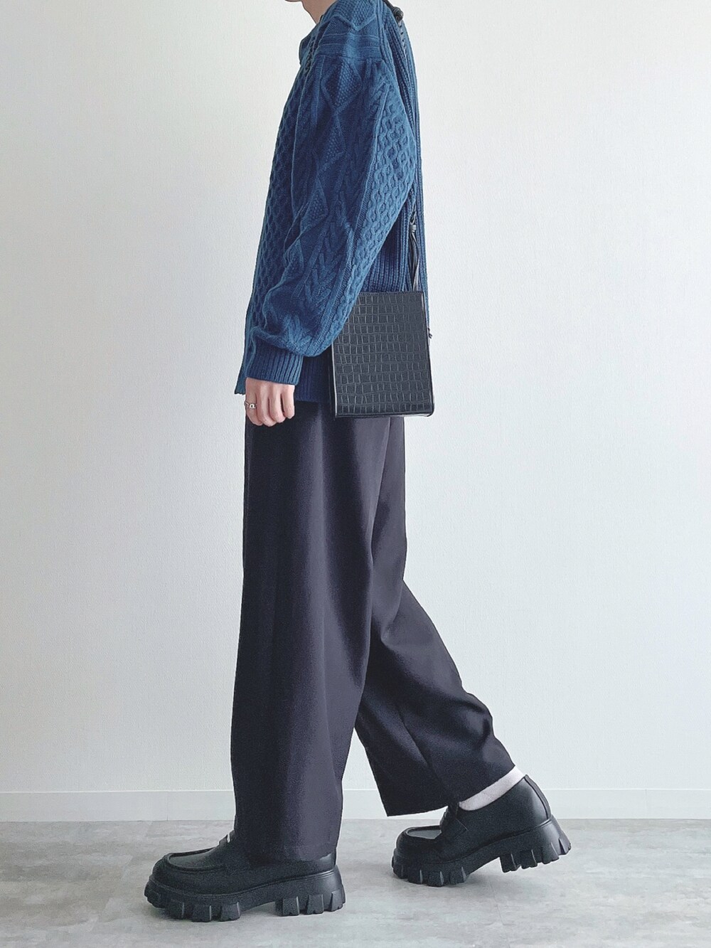 ブルー系のトップス、ホワイト系のTシャツ/カットソー、ブラック系のスラックスを着用したメンズの秋コーディネートの3枚目の写真