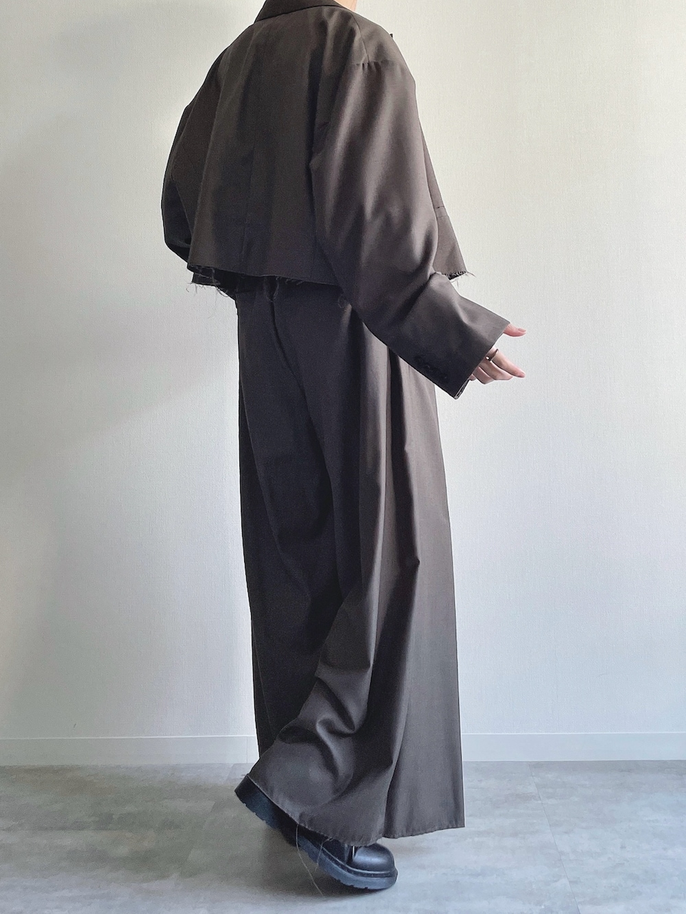 ベージュ系のテーラードジャケット、ベージュ系のスラックス、ブラック系のTシャツ/カットソーを着用したメンズの冬コーディネートの4枚目の写真