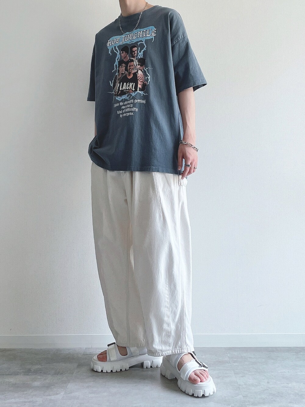 ブルー系のTシャツ/カットソー、ベージュ系のパンツ、ホワイト系のサンダルを着用したメンズの夏コーディネートの5枚目の写真