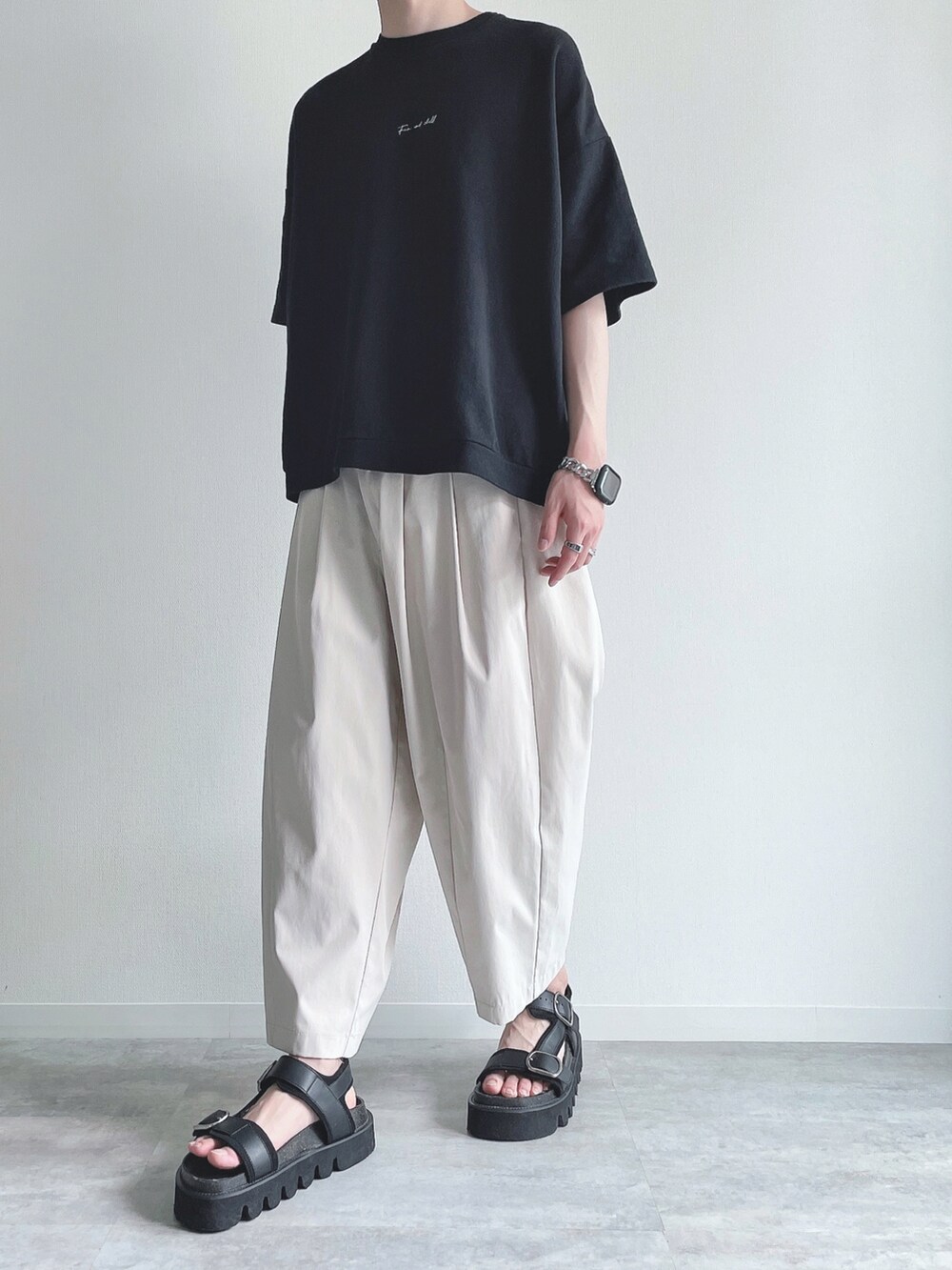 ブラック系のTシャツ/カットソー、ホワイト系のその他パンツ、ブラック系のサンダルを着用したメンズの夏コーディネートの5枚目の写真
