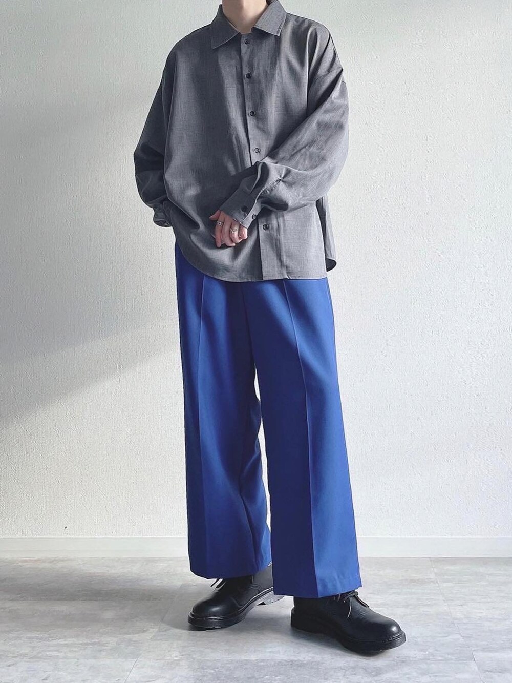 ブルー系のシャツ/ブラウス、ブルー系のスラックス、ブラック系のドレスシューズを着用したメンズの秋コーディネートの2枚目の写真