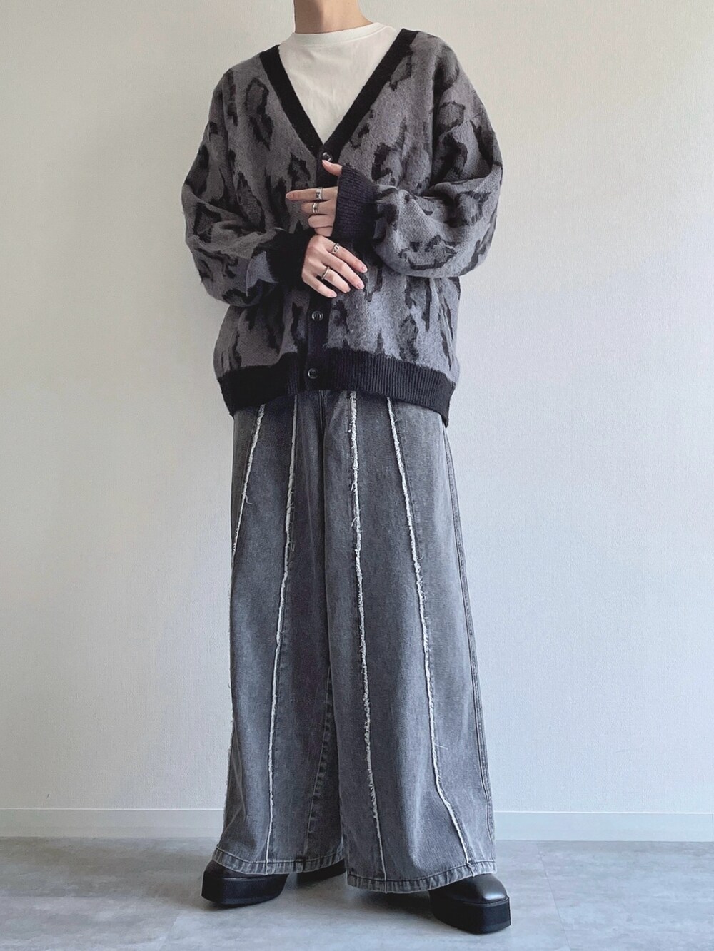 グレー系のカーディガン/ボレロ、ホワイト系のTシャツ/カットソー、グレー系のデニムパンツを着用したメンズの春コーディネートの5枚目の写真