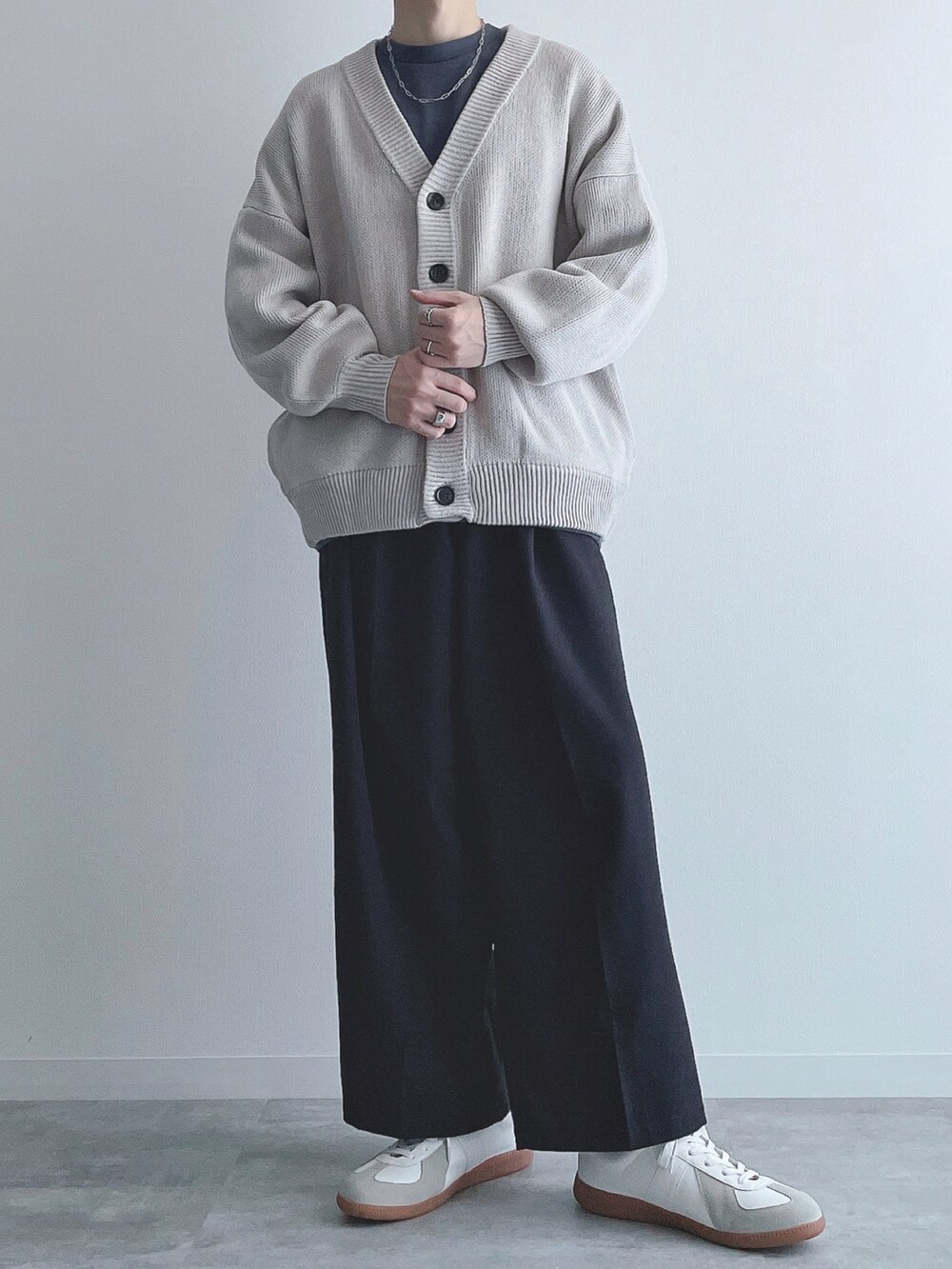 グレー系のカーディガン/ボレロ、ブルー系のトップス、ブラック系のスラックスを着用したメンズの秋コーディネートの2枚目の写真