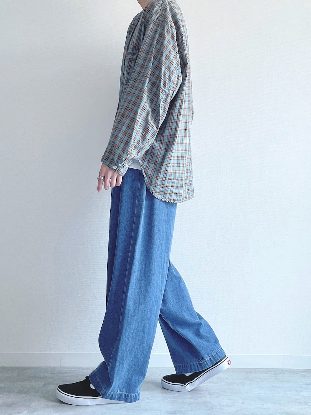 グリーン系のシャツ/ブラウス、ホワイト系のTシャツ/カットソー、ブルー系のデニムパンツを着用したメンズの春コーディネートの3枚目の写真