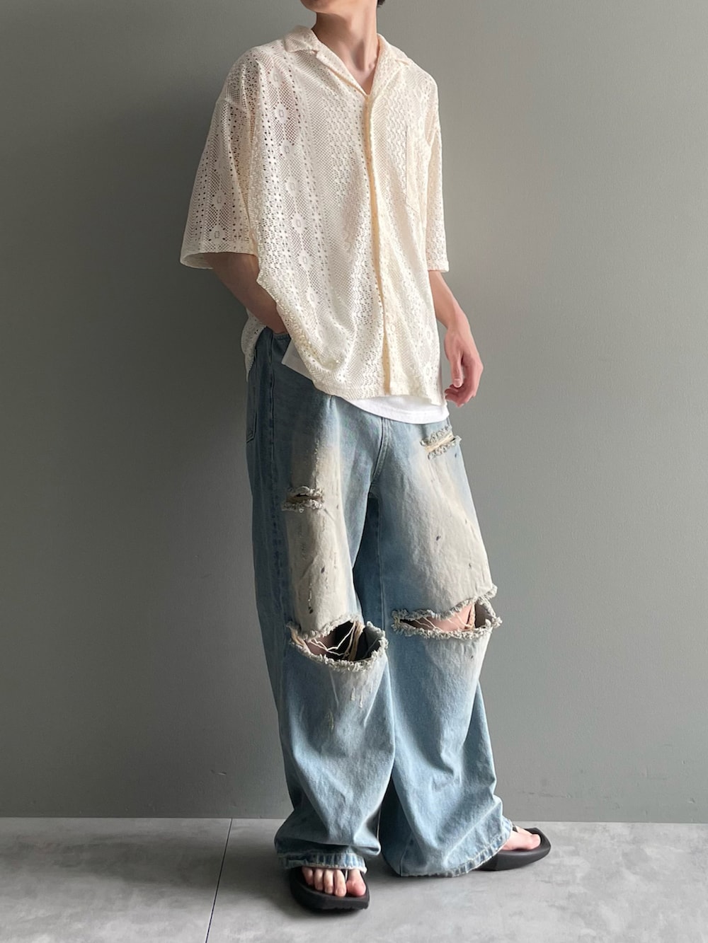 ホワイト系のシャツ/ブラウス、ホワイト系のタンクトップ、ブルー系のデニムパンツを着用したメンズの春コーディネートの5枚目の写真