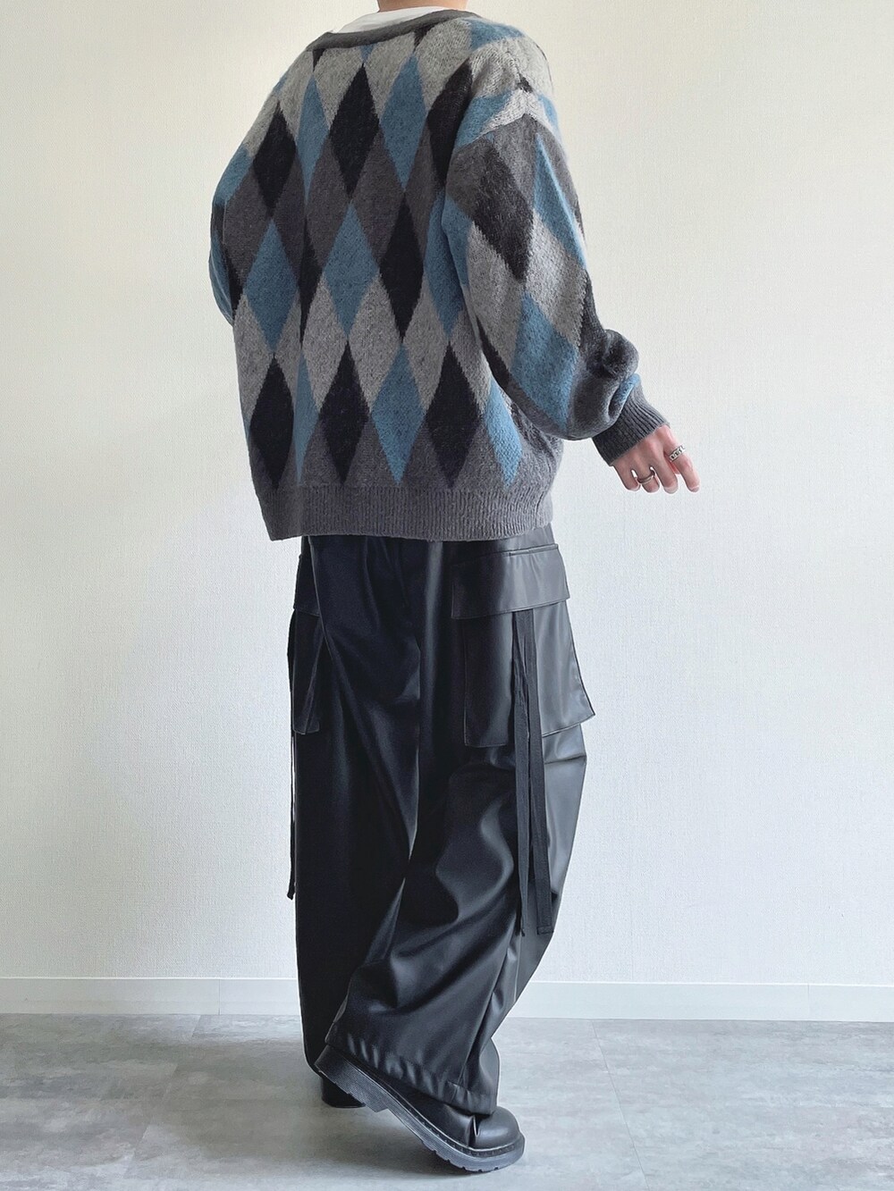 グレー系のカーディガン/ボレロ、ホワイト系のTシャツ/カットソー、ブラック系のカーゴパンツを着用したメンズの春コーディネートの4枚目の写真