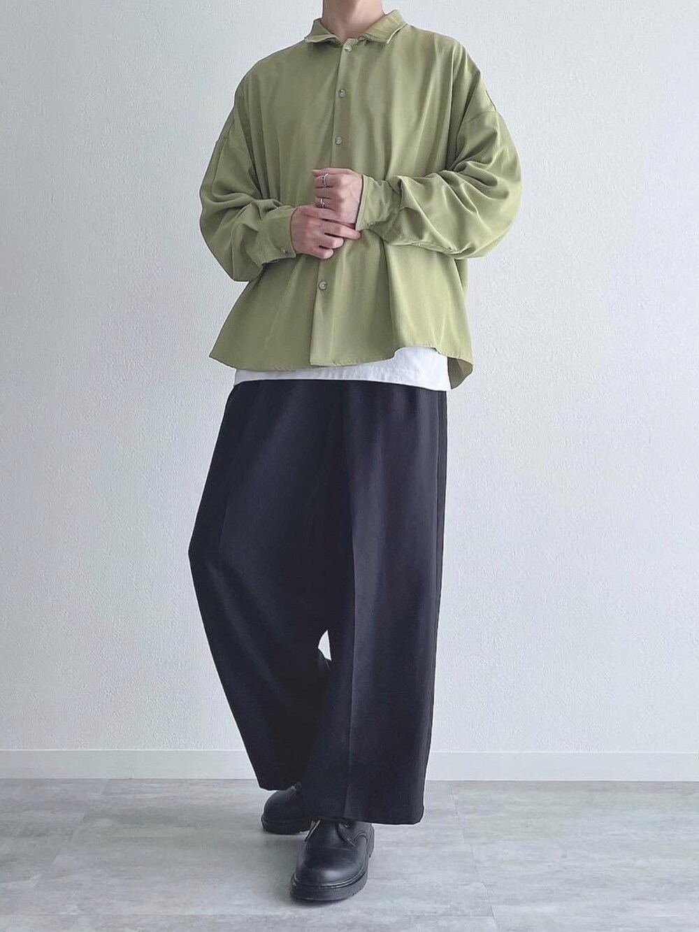 グリーン系のシャツ/ブラウス、ホワイト系のTシャツ/カットソー、ブラック系のスラックスを着用したメンズの秋コーディネートの5枚目の写真