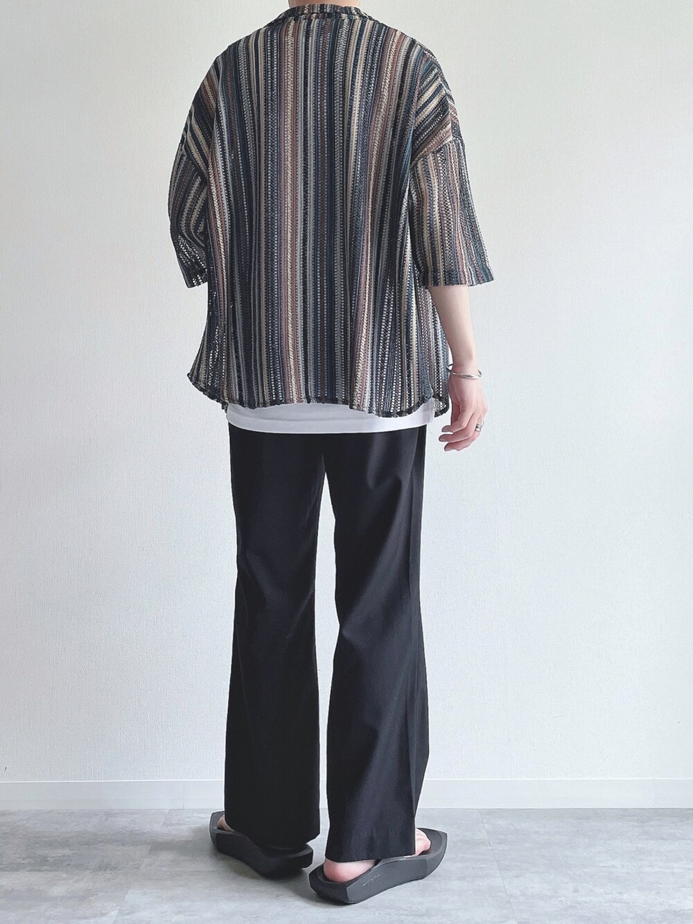 ブルー系のシャツ/ブラウス、ホワイト系のタンクトップ、ブラック系のその他パンツを着用したメンズの夏コーディネートの3枚目の写真