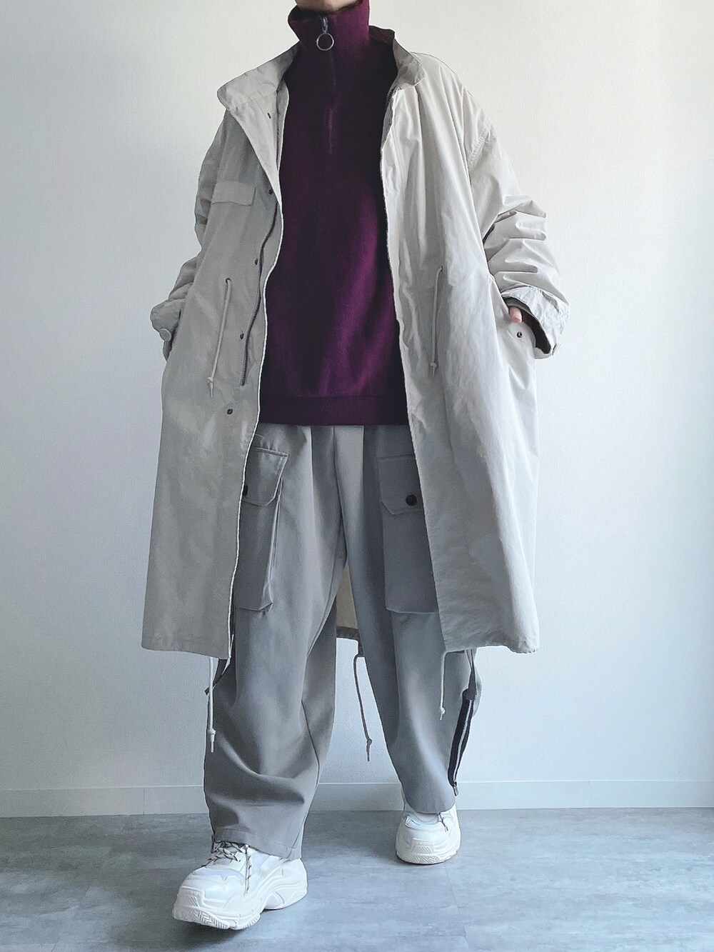 ホワイト系のその他アウター、パープル系のトップス、グレー系のカーゴパンツを着用したメンズの冬コーディネートの5枚目の写真