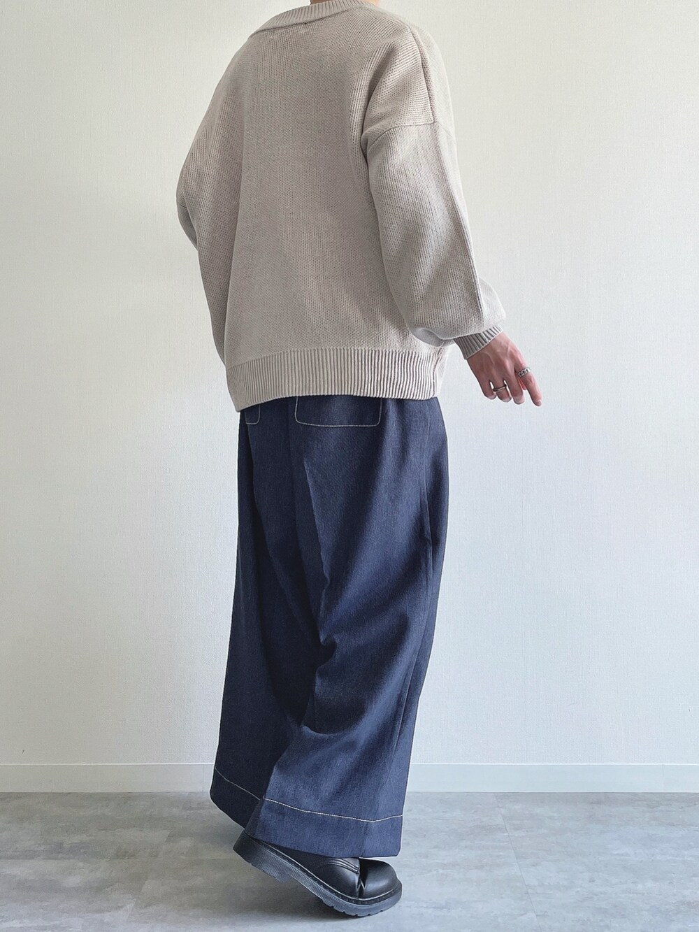 グレー系のカーディガン/ボレロ、ホワイト系のTシャツ/カットソー、ブルー系のデニムパンツを着用したメンズの春コーディネートの3枚目の写真
