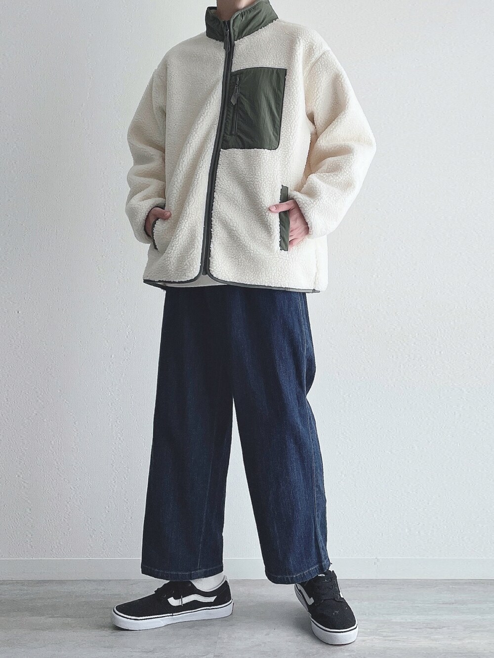 ホワイト系のジャケット/アウター、ホワイト系のスウェット、ブルー系のその他パンツを着用したメンズの秋コーディネートの4枚目の写真