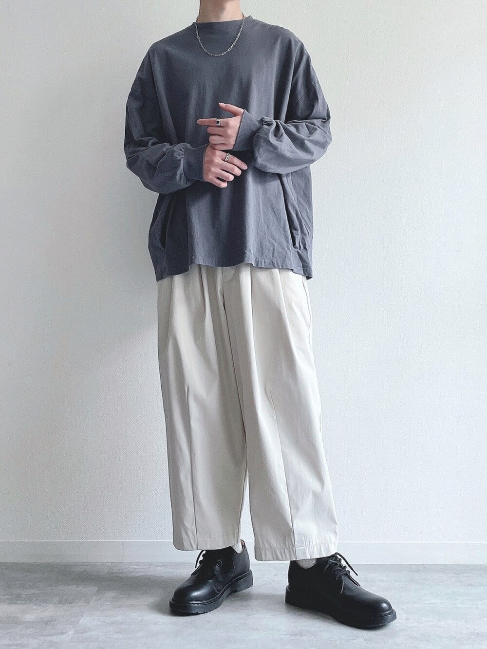 ブルー系のTシャツ/カットソー、ホワイト系のその他パンツ、ブラック系のドレスシューズを着用したメンズの春コーディネートの4枚目の写真