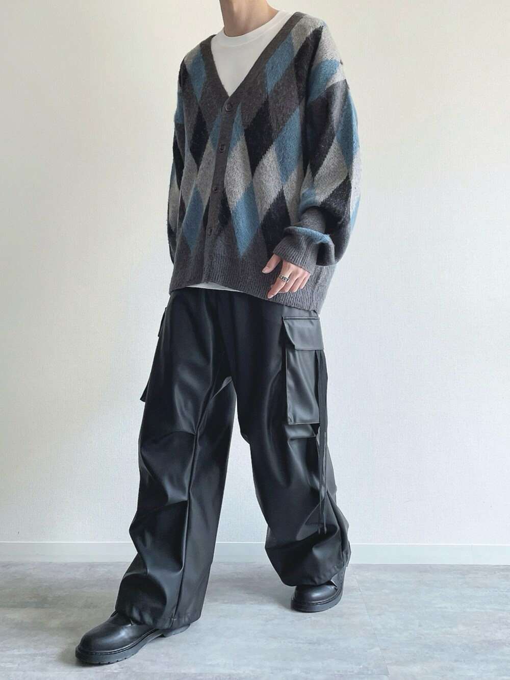 グレー系のカーディガン/ボレロ、ホワイト系のTシャツ/カットソー、ブラック系のカーゴパンツを着用したメンズの春コーディネートの5枚目の写真