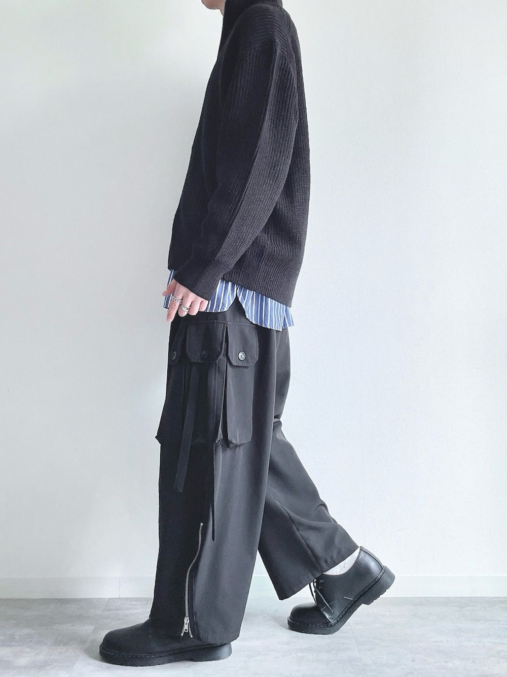 ブラック系のトップス、ブルー系のシャツ/ブラウス、ブラック系のカーゴパンツを着用したメンズの秋コーディネートの3枚目の写真