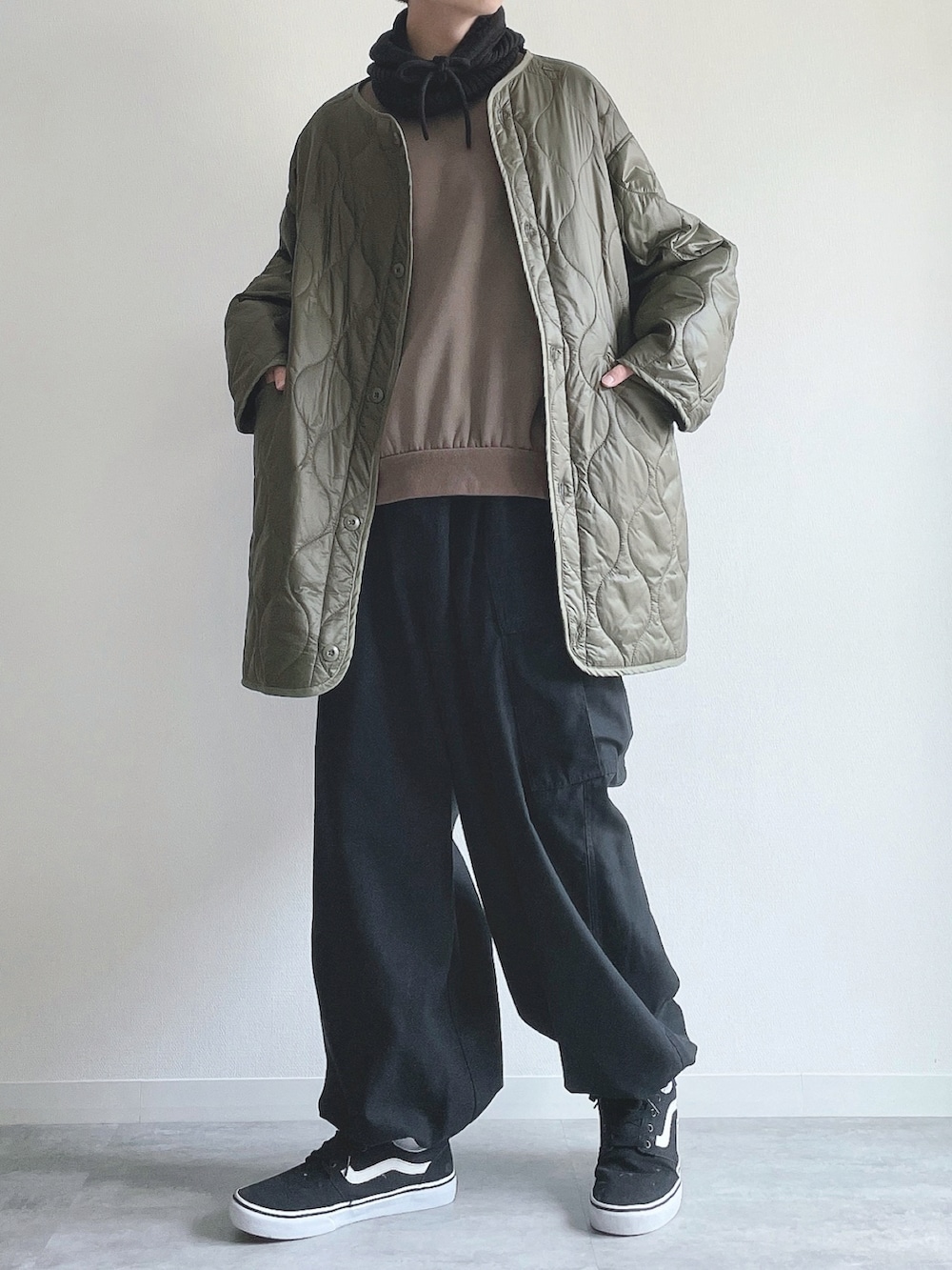 グリーン系のノーカラージャケット、ブラウン系のスウェット、ブラック系のその他パンツを着用したメンズの冬コーディネートの4枚目の写真