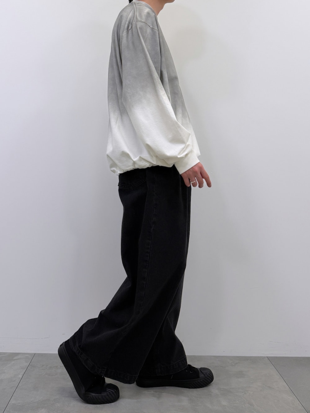 ホワイト系のTシャツ/カットソー、ブラック系のデニムパンツ、ホワイト系のTシャツ/カットソーを着用したメンズの春コーディネートの3枚目の写真