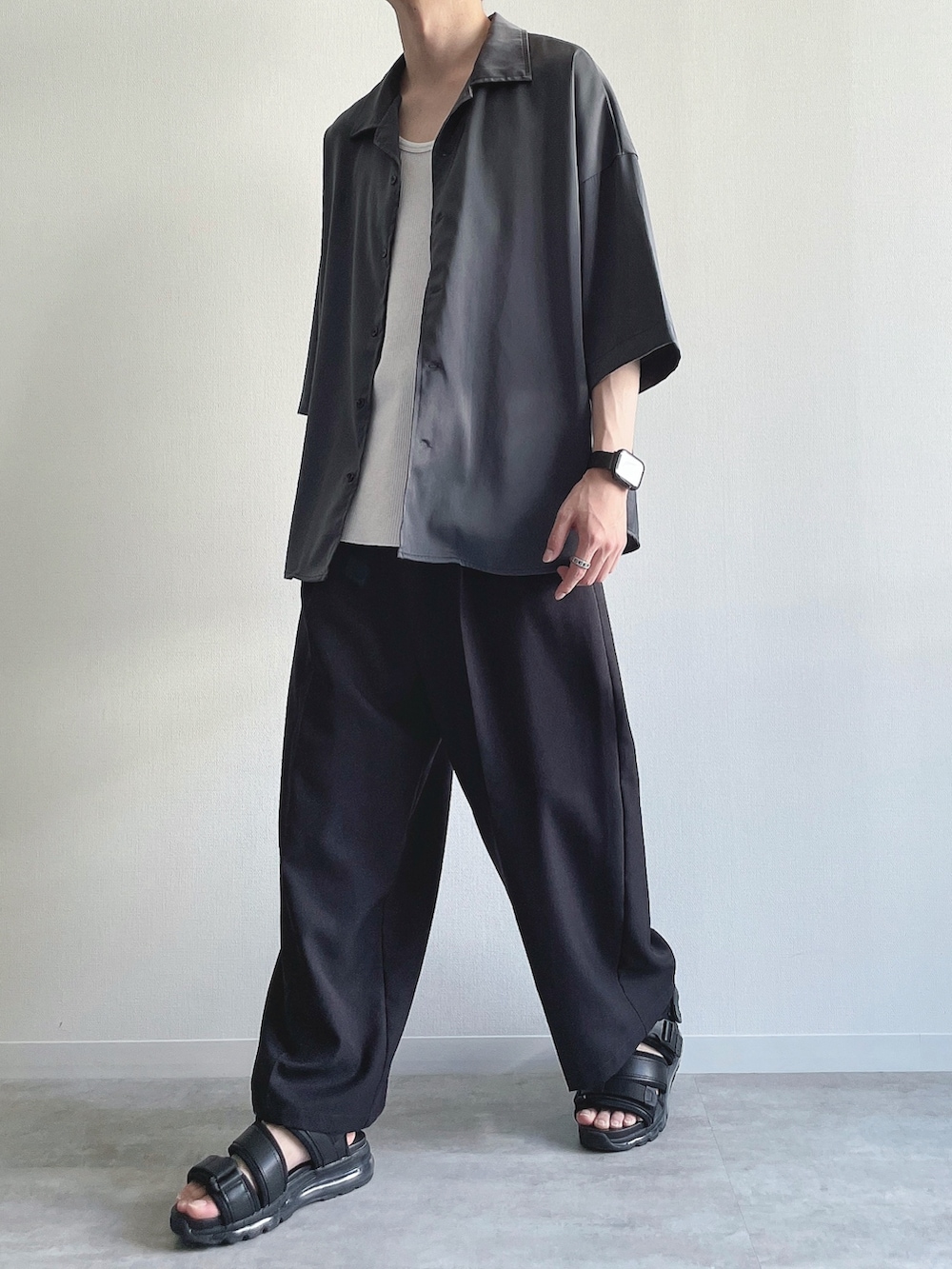 グレー系のシャツ/ブラウス、ホワイト系のタンクトップ、ブラック系のスラックスを着用したメンズの夏コーディネートの5枚目の写真