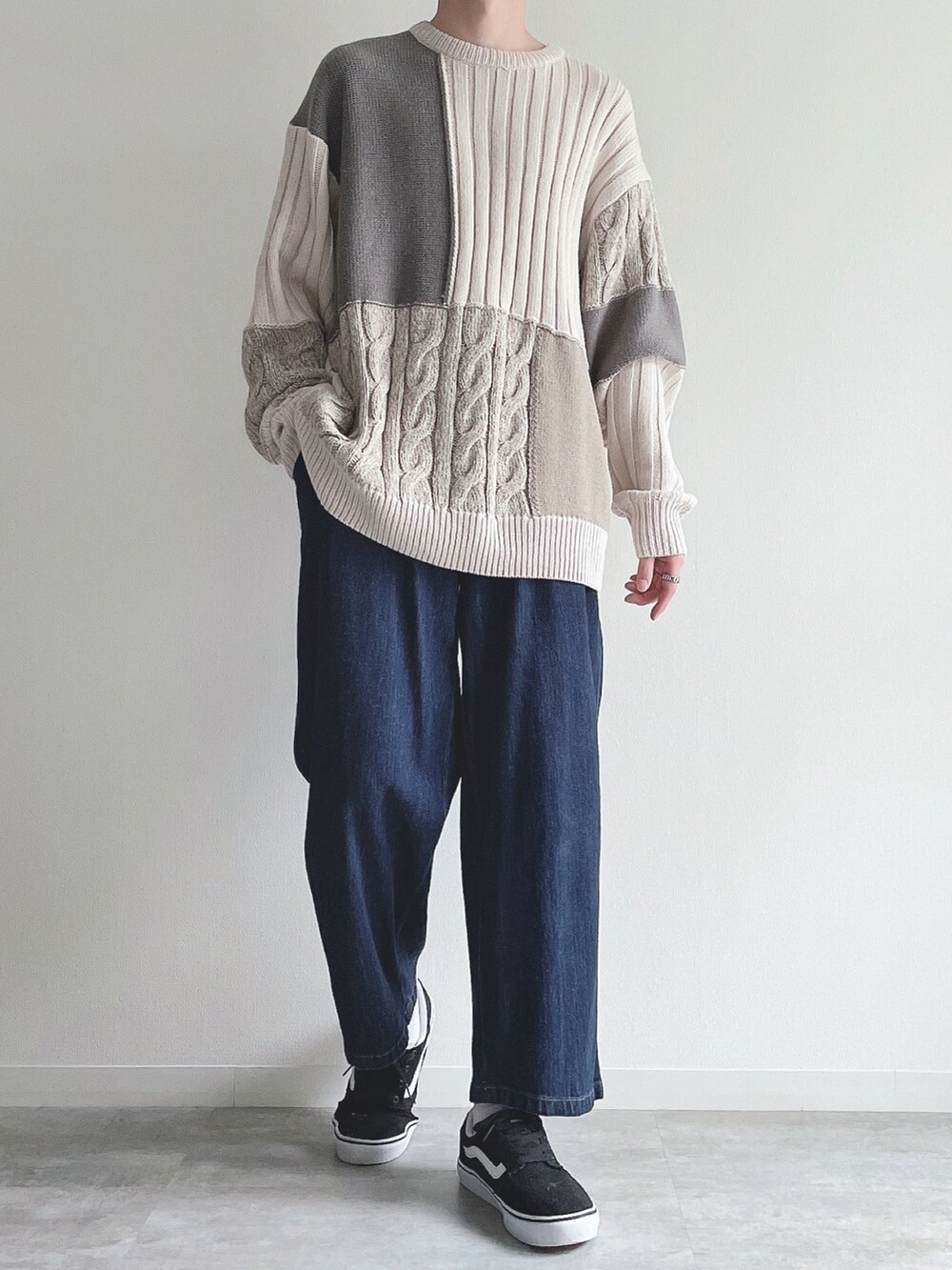 ホワイト系のニット/セーター、ブルー系のその他パンツ、ブラック系のスニーカーを着用したメンズの冬コーディネートの2枚目の写真