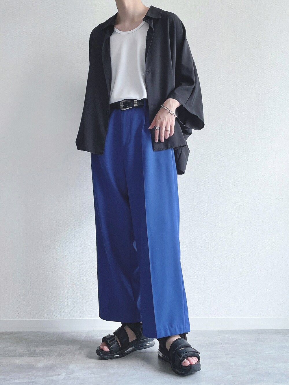 ブラック系のシャツ/ブラウス、ホワイト系のタンクトップ、ブルー系のスラックスを着用したメンズの夏コーディネートの5枚目の写真