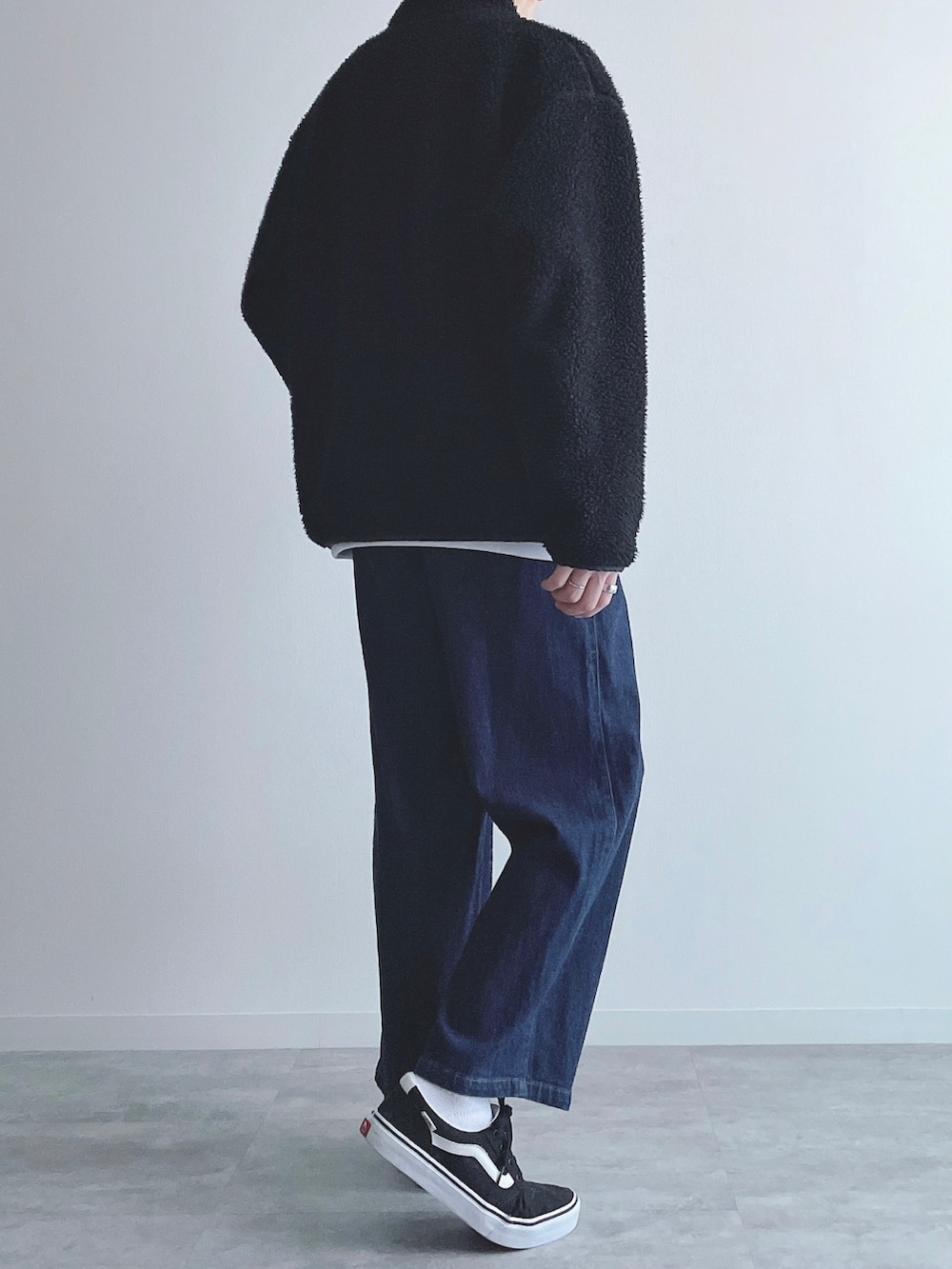 ブラック系のジャケット/アウター、ホワイト系のトップス、ブルー系のその他パンツを着用したメンズの秋コーディネートの3枚目の写真