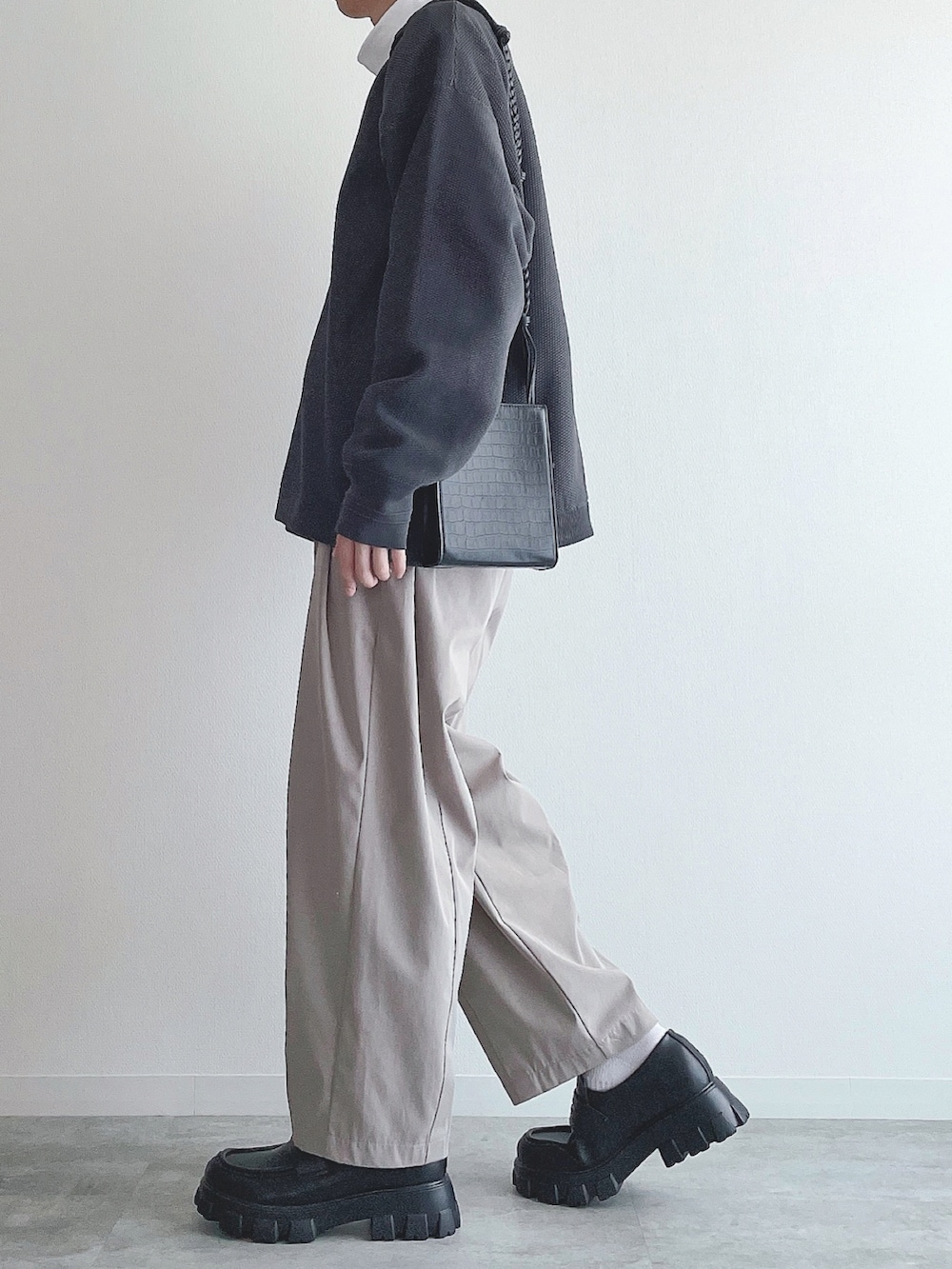 グレー系のカーディガン/ボレロ、ホワイト系のTシャツ/カットソー、ベージュ系のその他パンツを着用したメンズの冬コーディネートの2枚目の写真