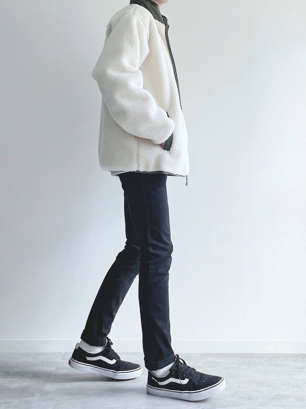 ホワイト系のジャケット/アウター、グレー系のトップス、ブラック系のパンツを着用したメンズの冬コーディネートの3枚目の写真