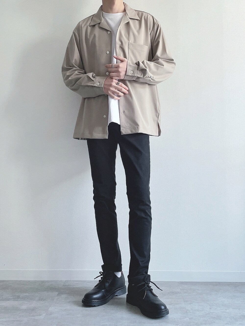 ベージュ系のトップス、ホワイト系のTシャツ/カットソー、ブラック系のパンツを着用したメンズの春コーディネートの4枚目の写真