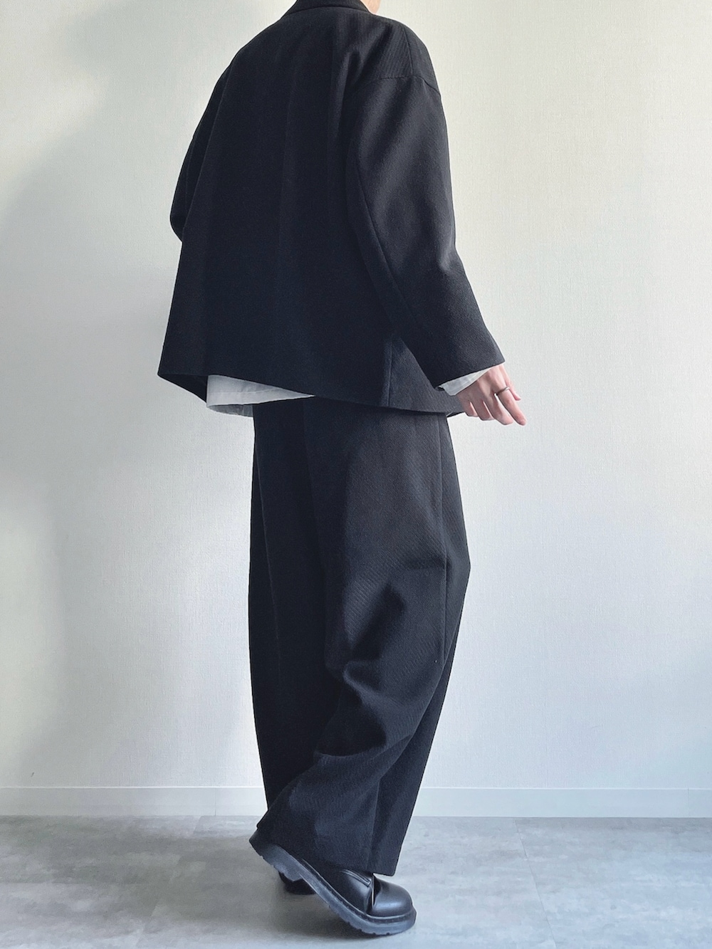 ブラック系のテーラードジャケット、ホワイト系のシャツ/ブラウス、ブラック系のスラックスを着用したメンズの冬コーディネートの4枚目の写真