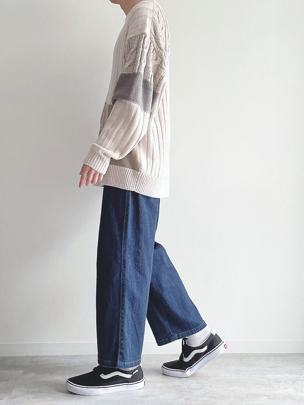 ホワイト系のニット/セーター、ブルー系のその他パンツ、ブラック系のスニーカーを着用したメンズの冬コーディネートの3枚目の写真