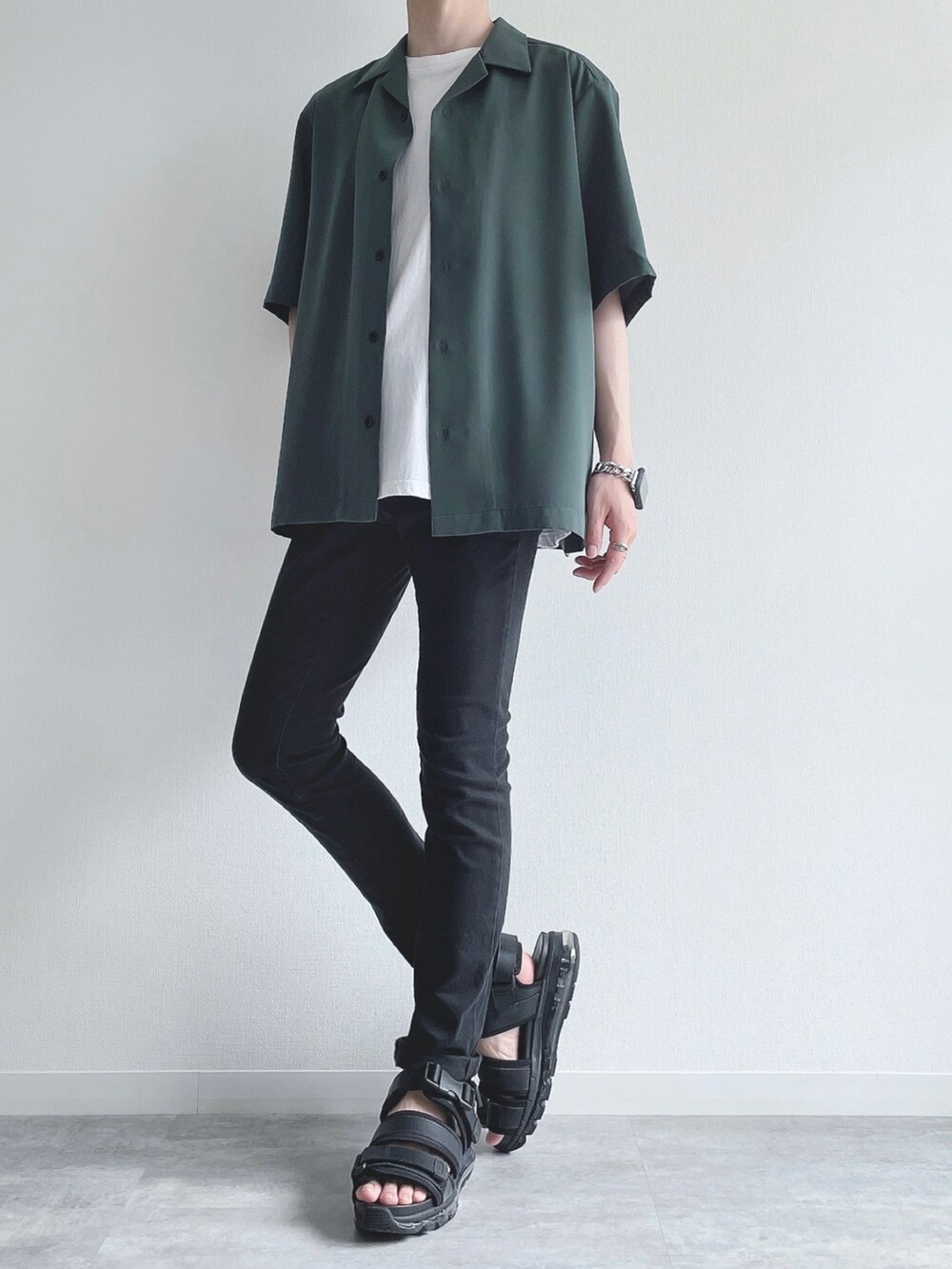 グリーン系のトップス、ホワイト系のTシャツ/カットソー、ブルー系のその他パンツを着用したメンズの夏コーディネートの2枚目の写真