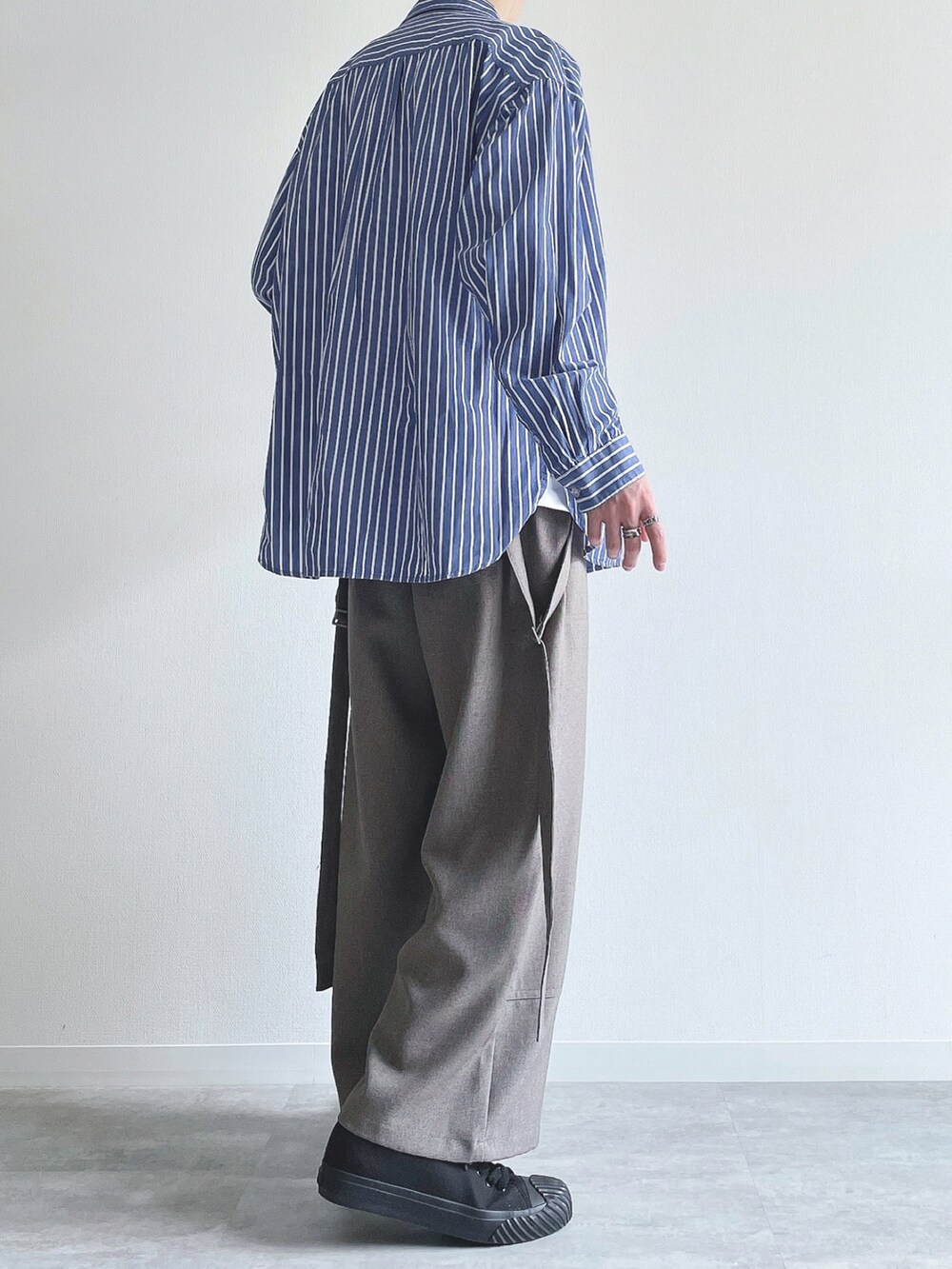 ブルー系のシャツ/ブラウス、ホワイト系のタンクトップ、ベージュ系のスラックスを着用したメンズの秋コーディネートの4枚目の写真