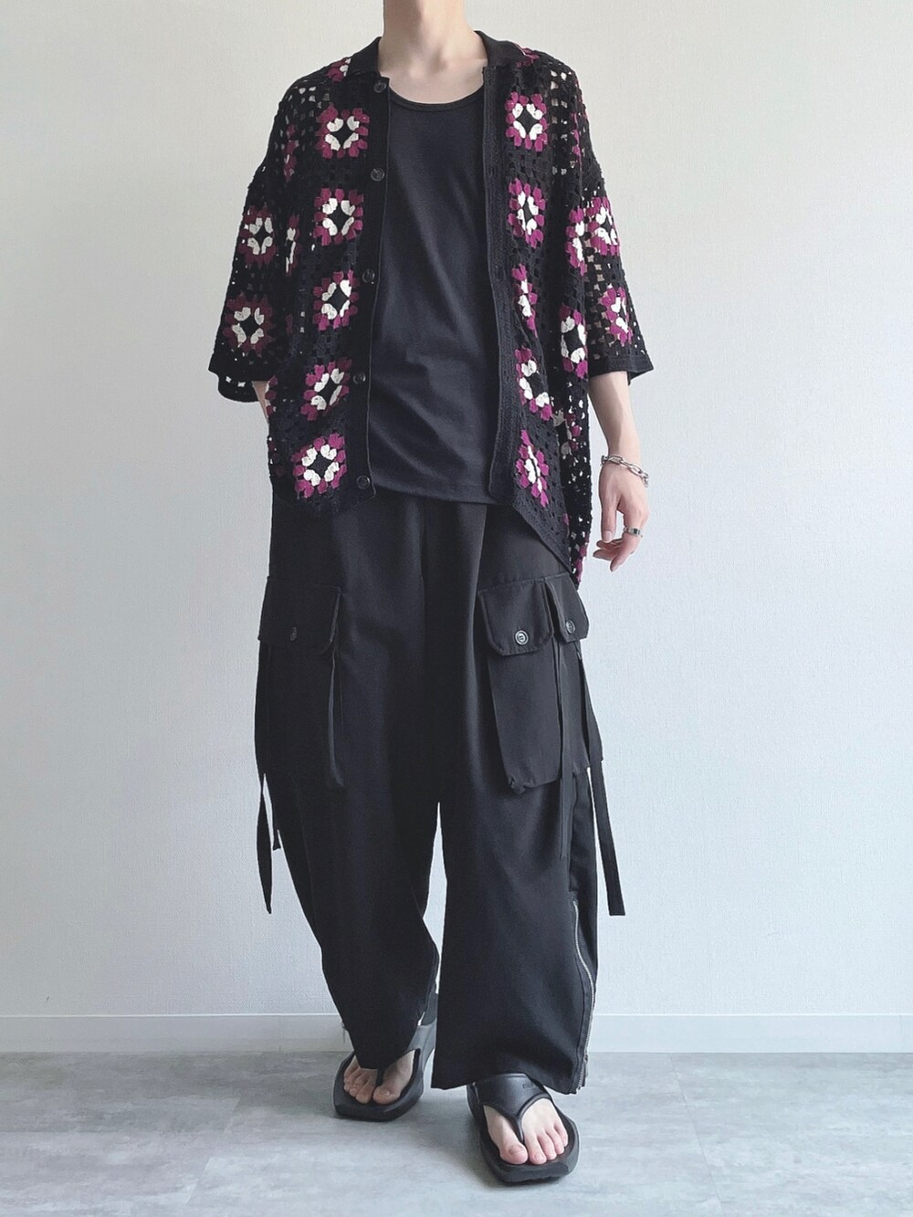 ブラック系のニット/セーター、ブラック系のTシャツ/カットソー、ブラック系のカーゴパンツを着用したメンズの夏コーディネートの2枚目の写真