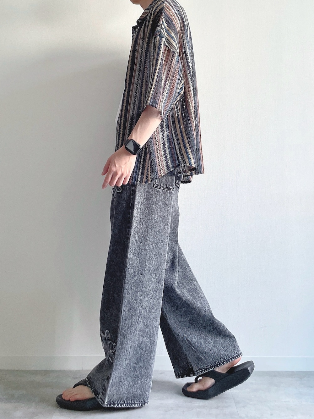 ブルー系のシャツ/ブラウス、ホワイト系のタンクトップ、ブラック系のデニムパンツを着用したメンズの夏コーディネートの3枚目の写真