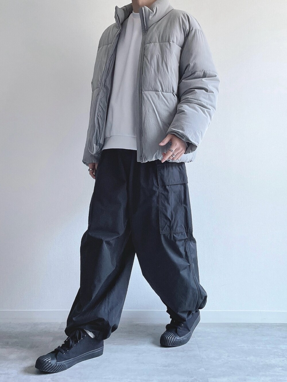 グレー系のダウンジャケット/コート、ホワイト系のトップス、ブラック系のカーゴパンツを着用したメンズの冬コーディネートの5枚目の写真