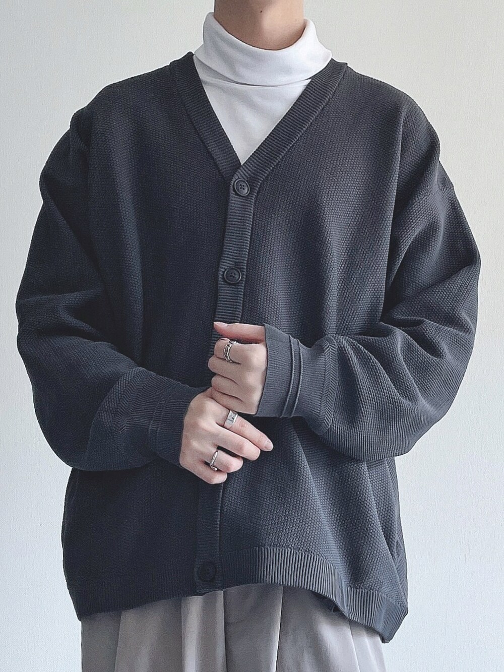 グレー系のカーディガン/ボレロ、ホワイト系のTシャツ/カットソー、ベージュ系のその他パンツを着用したメンズの冬コーディネートの4枚目の写真