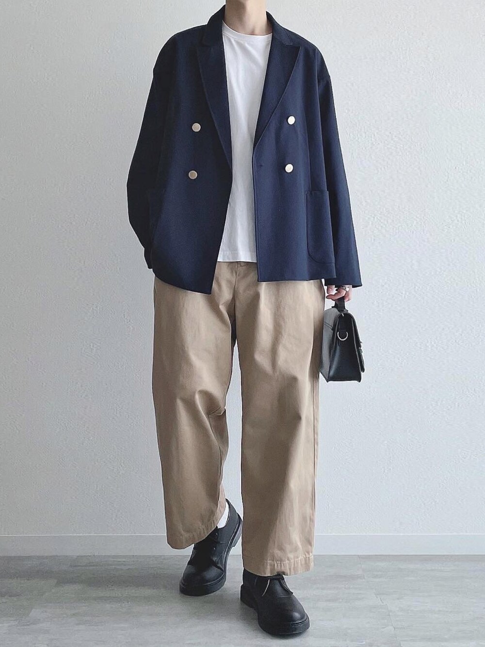 ブルー系のテーラードジャケット、ホワイト系のTシャツ/カットソー、ベージュ系のその他パンツを着用したメンズの秋コーディネートの2枚目の写真