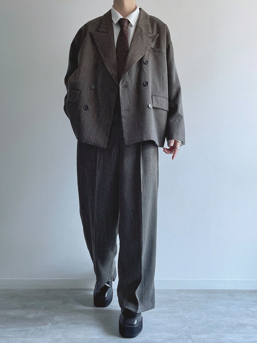 グリーン系のテーラードジャケット、ホワイト系のシャツ/ブラウス、グリーン系のスラックスを着用したメンズの冬コーディネートの2枚目の写真