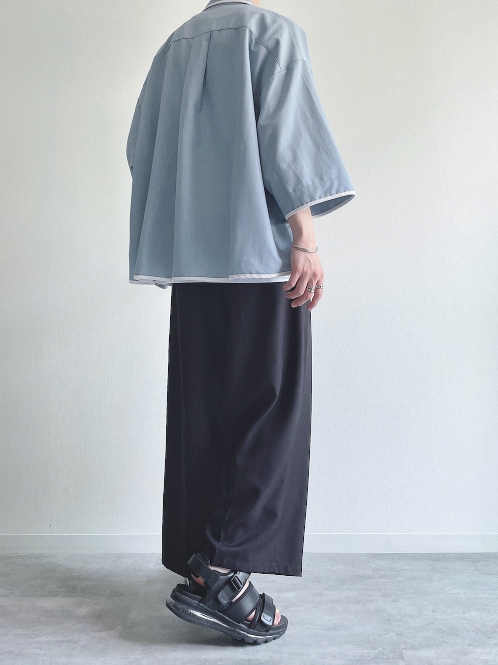 ブルー系のシャツ/ブラウス、ホワイト系のTシャツ/カットソー、ブラック系のスラックスを着用したメンズの夏コーディネートの4枚目の写真