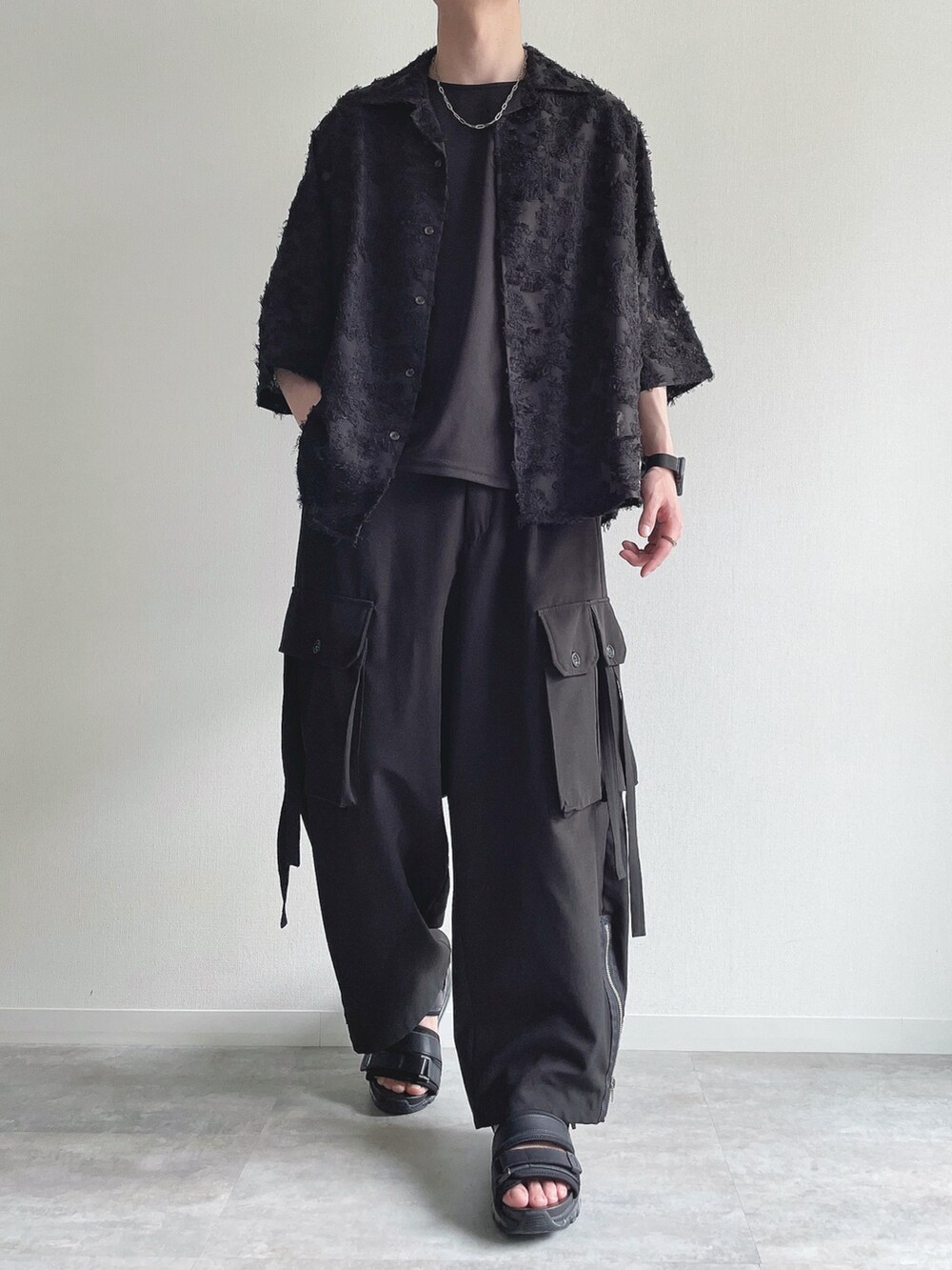 ブラック系のシャツ/ブラウス、ブラック系のTシャツ/カットソー、ブラック系のカーゴパンツを着用したメンズの春コーディネートの2枚目の写真