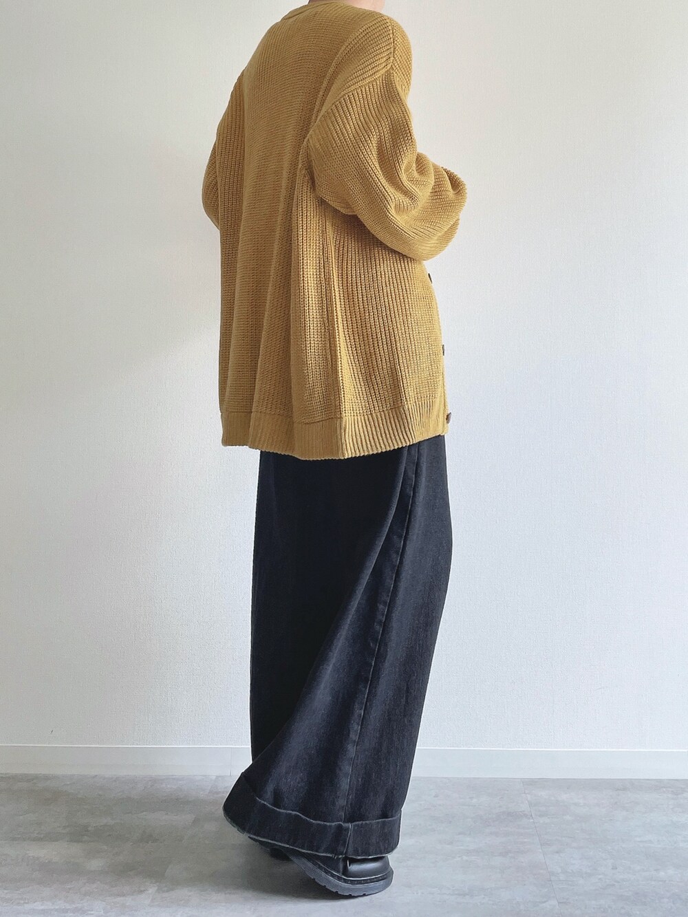 イエロー系のカーディガン/ボレロ、ホワイト系のTシャツ/カットソー、ブラック系のデニムパンツを着用したメンズの春コーディネートの4枚目の写真