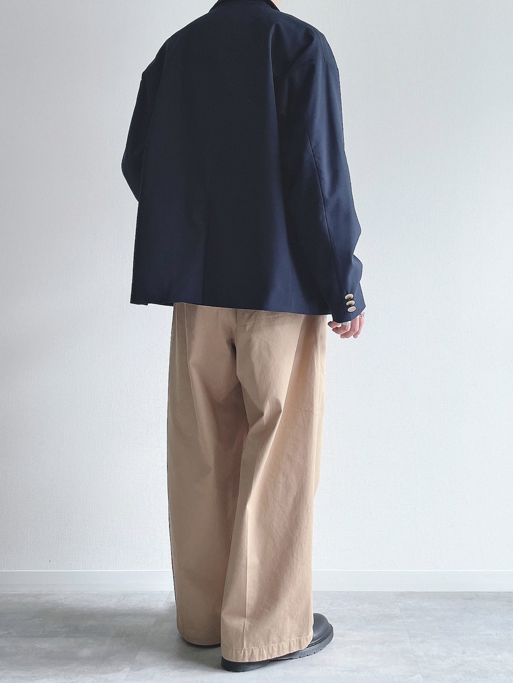 ブルー系のテーラードジャケット、ホワイト系のシャツ/ブラウス、ベージュ系のチノパンツを着用したメンズの秋コーディネートの3枚目の写真