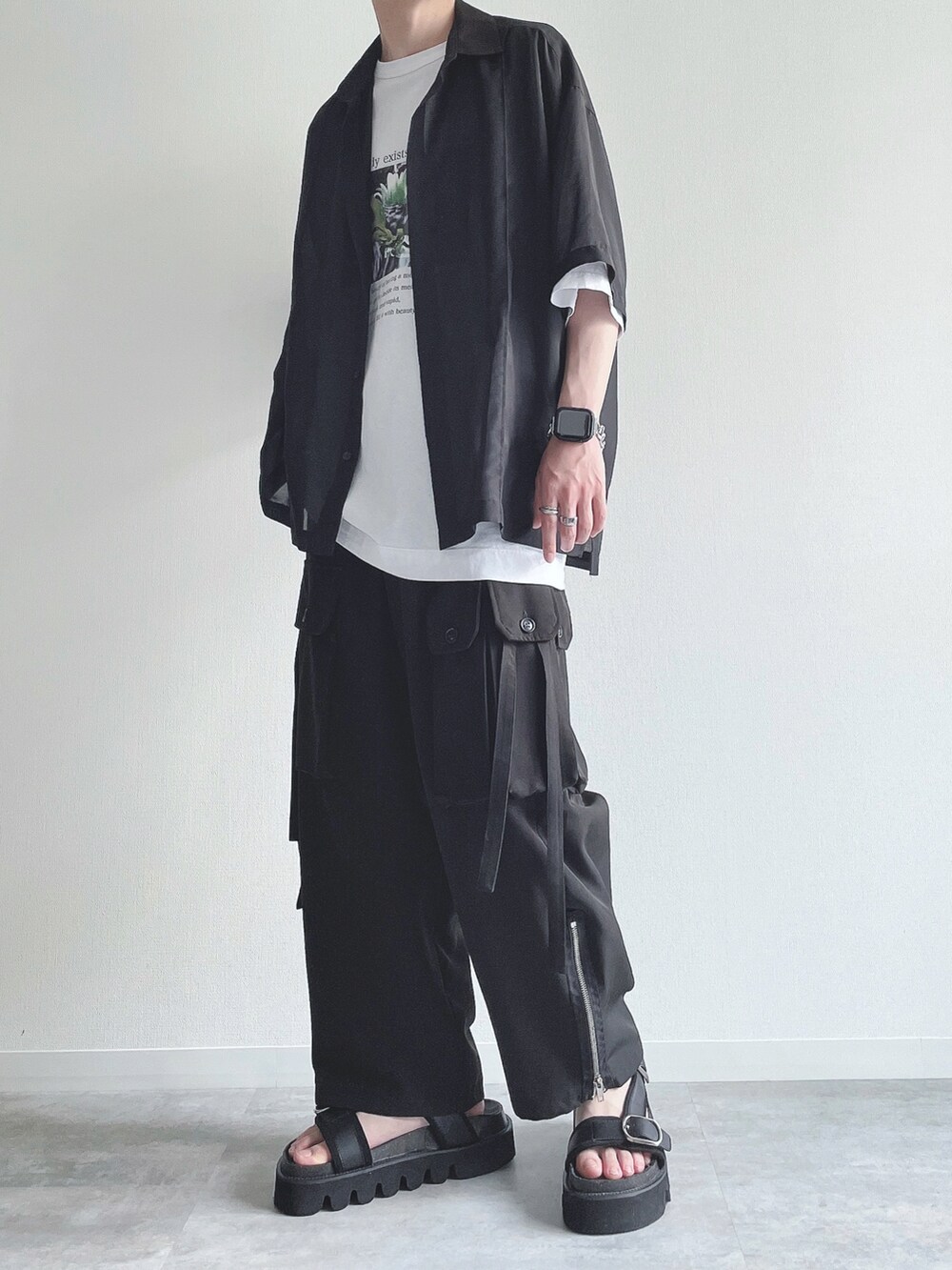 ブラック系のシャツ/ブラウス、ホワイト系のTシャツ/カットソー、ブラック系のカーゴパンツを着用したメンズの夏コーディネートの5枚目の写真